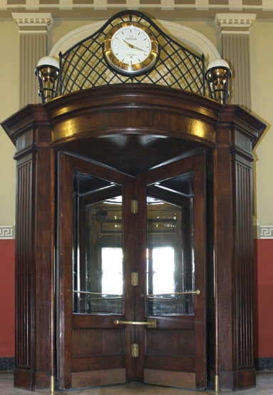 The revolving door of the vestibule of the Bank of Lithuania