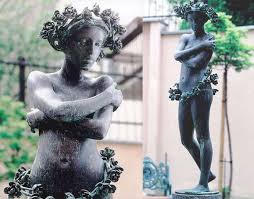 The sculpture "Chloe" in the inner yard of the Bank's complex