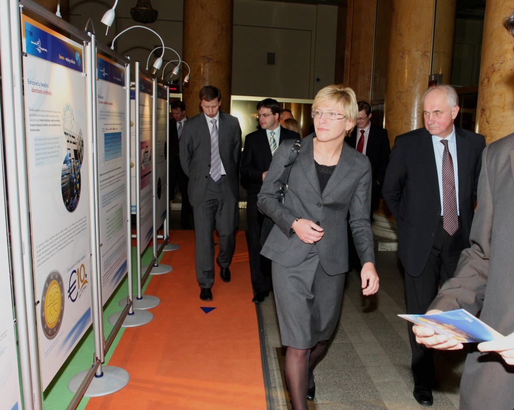 Finansų ministrė Ingrida Šimonytė ir Lietuvos banko valdybos pirmininkas Reinoldijus Šarkinas apžiūri ekspoziciją