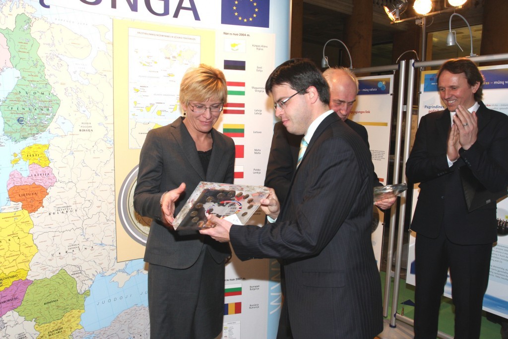 Europos Komisijos atstovas Roman Schönwiesner įteikia Lietuvos Respublikos finansų ministrei Ingridai Šimonytei suvenyrių euro monetų rinkinį