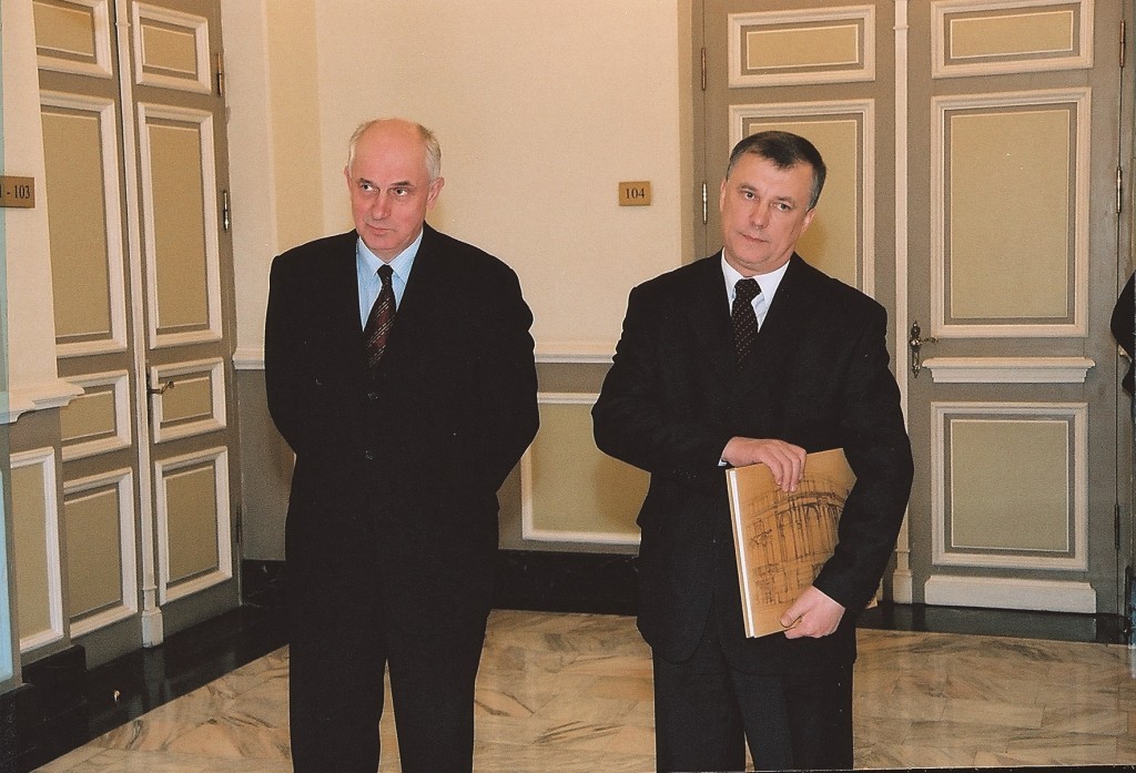 Tuometis Lietuvos banko valdybos pirmininkas Reinoldijus Šarkinas ir Pinigų muziejaus vedėjas Vidmantas Laurinavičius