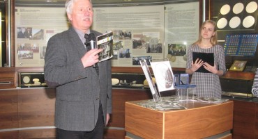Lankstinuko, išleisto kartu su moneta, autorius istorikas Egidijus Aleksandravičius