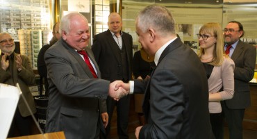 Pirmoji knyga įteikiama pirmajam LB valdybos pirmininkui B. Povilaičiui