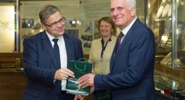 Lietuvos banko valdybos pirmininkas Vitas Vasiliauskas įteikia Vilniui skirtą proginę 2 eurų monetą Lietuvos monetų kalyklos direktorius Sauliui Vaitiekūnui