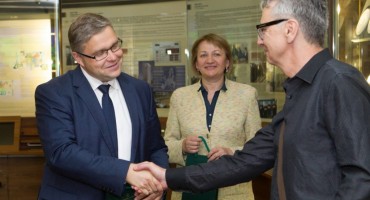 Lietuvos banko valdybos pirmininkas Vitas Vasiliauskas įteikia Vilniui skirtą proginę 2 eurų monetą jos autoriui Vladui Oržekauskui