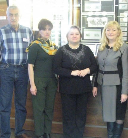Svečiai iš Armėnijos ir Baltarusijos su Pinigų muziejaus gide Nijole Butkevičiene