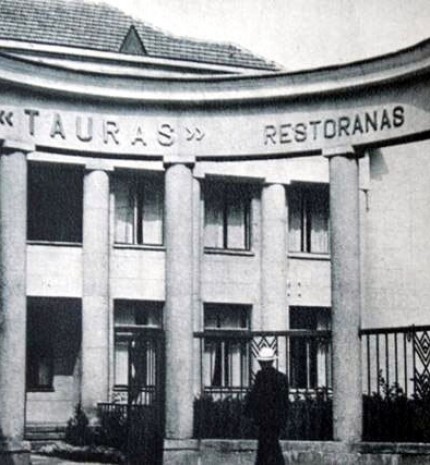 1960 m. banko pastate veikė restoranas 