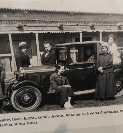 Tamošaičių šeima prie sodybos pastato (A. ir A. Tamošaičių galerijoje)