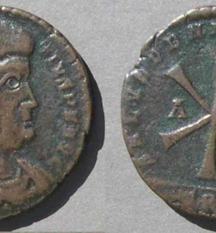 Konstantino laikų moneta su pirmaisiais krikščioniškais simboliais