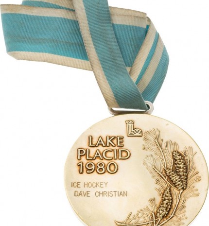 Olimpinis medalis iš 1980 m. Žiemos olimpiados Leik Pleside, kluriame sensacingai čempionais tapo jauni JAV ledo ritulininkai. Toks medalis vertas maždaug 1,5 mln. JAV dolerių