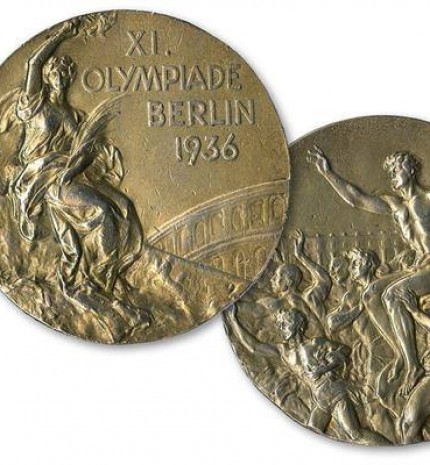1936 m. Berlyno olimpiados medalis (Džesio Ovenso turėtas aukso medalis verinamas bene daugiausiai)