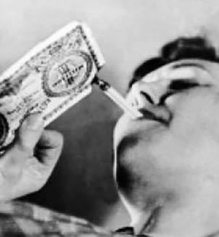 Vyras prisidega cigaretę milijardo pengių banknotu