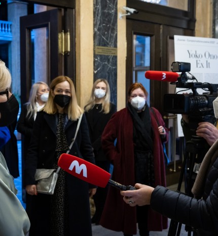 Yoko Ono instaliacijos „Ex It“ atidarymas Lietuvos banko Kauno rūmuose