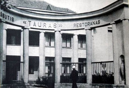 1960 m. banko pastate veikė restoranas 