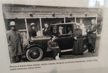 Tamošaičių šeima prie sodybos pastato (A. ir A. Tamošaičių galerijoje)