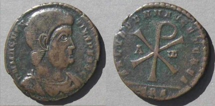 Konstantino laikų moneta su pirmaisiais krikščioniškais simboliais