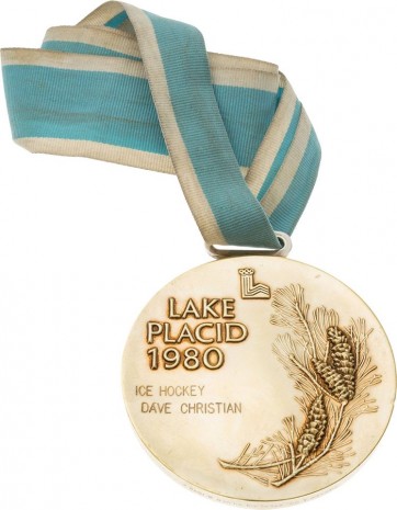 Olimpinis medalis iš 1980 m. Žiemos olimpiados Leik Pleside, kluriame sensacingai čempionais tapo jauni JAV ledo ritulininkai. Toks medalis vertas maždaug 1,5 mln. JAV dolerių