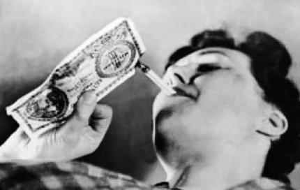 Vyras prisidega cigaretę milijardo pengių banknotu