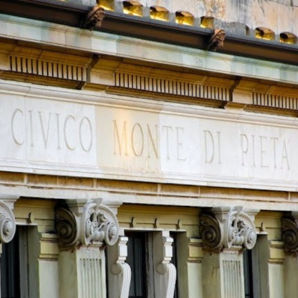 Išlikusi banko iškaba Triesto mieste, Italijoje