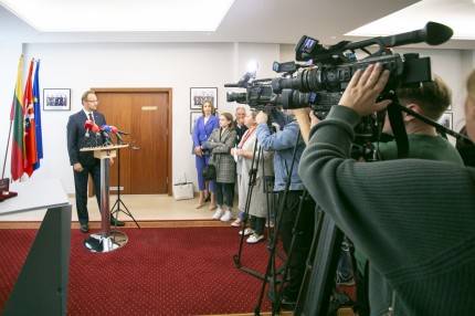 Kolekcinės monetos, skirtos Lietuvos Valstybės Konstitucijos 100-mečiui, pristatymas Konstituciniame Teisme